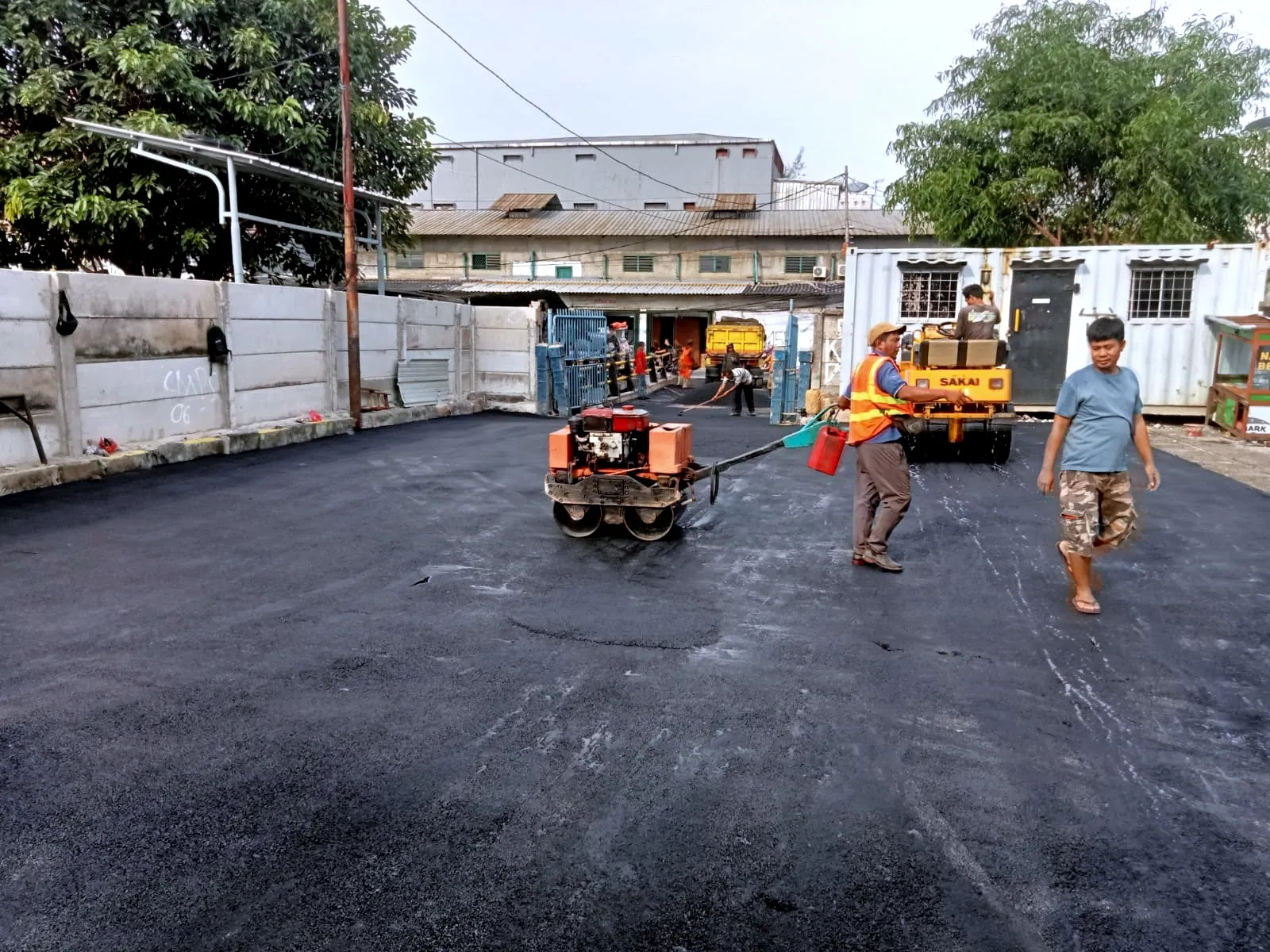 Pengaspalan Hotmix Area Parkir dan Jalan Gudang